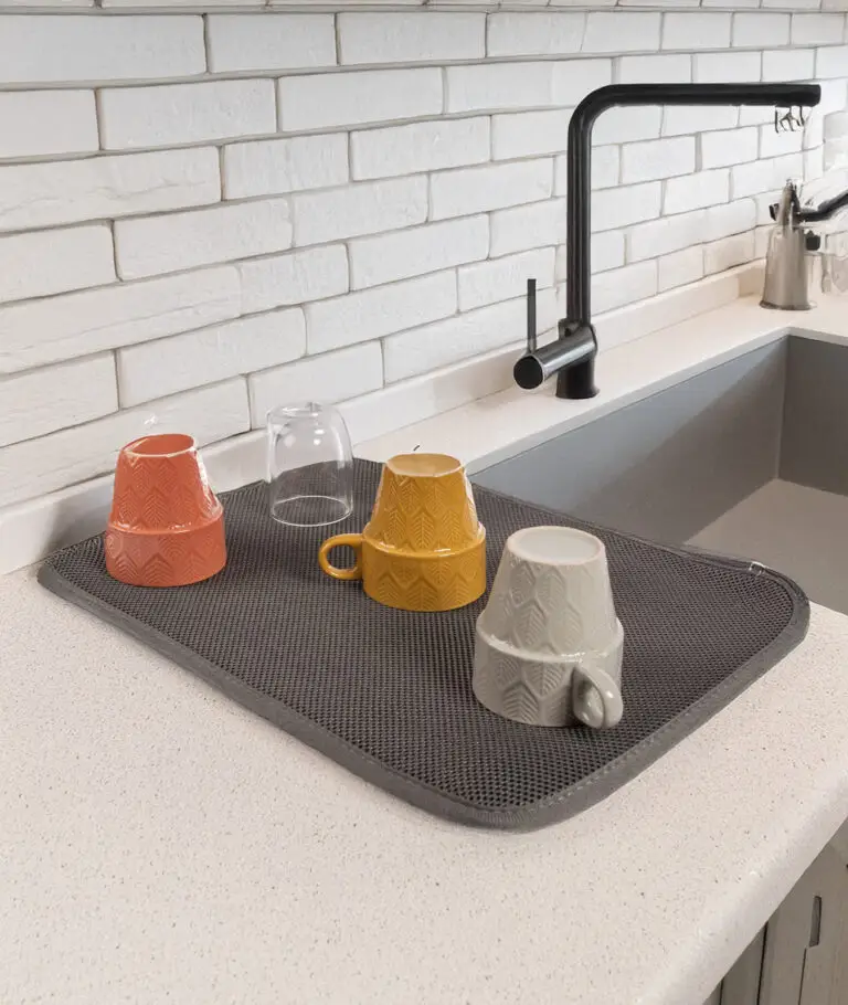 Le nouveau égouttoir Texam est un accessoire de cuisine innovant, conçu pour garder votre évier propre et sec. Il est fait en 100 % polyester technique, un tissu absorbant qui sèche très rapidement. Il ne garde ni odeur ni saleté, ce qui le rend très hygiénique. Il est : Antidérapant : il ne glisse pas sur le plan de travail. Léger et souple : facile à manipuler. À mémoire de forme : il reprend toujours sa forme initiale. Lavable en machine jusqu’à 150 fois : pratique et durable.