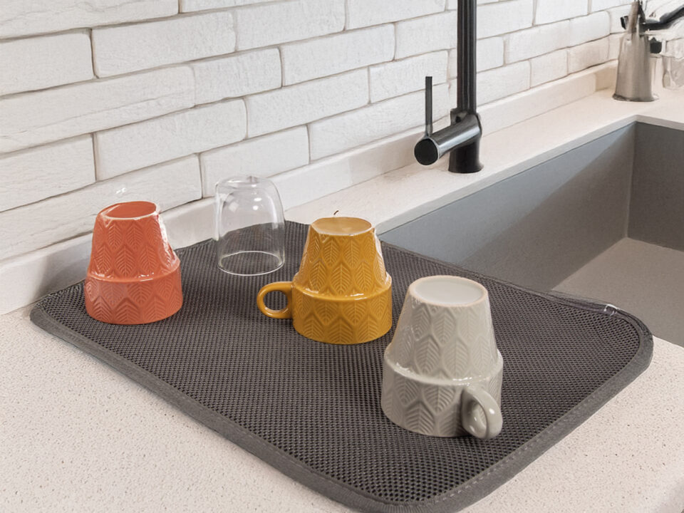 Le nouveau égouttoir Texam est un accessoire de cuisine innovant, conçu pour garder votre évier propre et sec. Il est fait en 100 % polyester technique, un tissu absorbant qui sèche très rapidement. Il ne garde ni odeur ni saleté, ce qui le rend très hygiénique. Il est : Antidérapant : il ne glisse pas sur le plan de travail. Léger et souple : facile à manipuler. À mémoire de forme : il reprend toujours sa forme initiale. Lavable en machine jusqu’à 150 fois : pratique et durable.