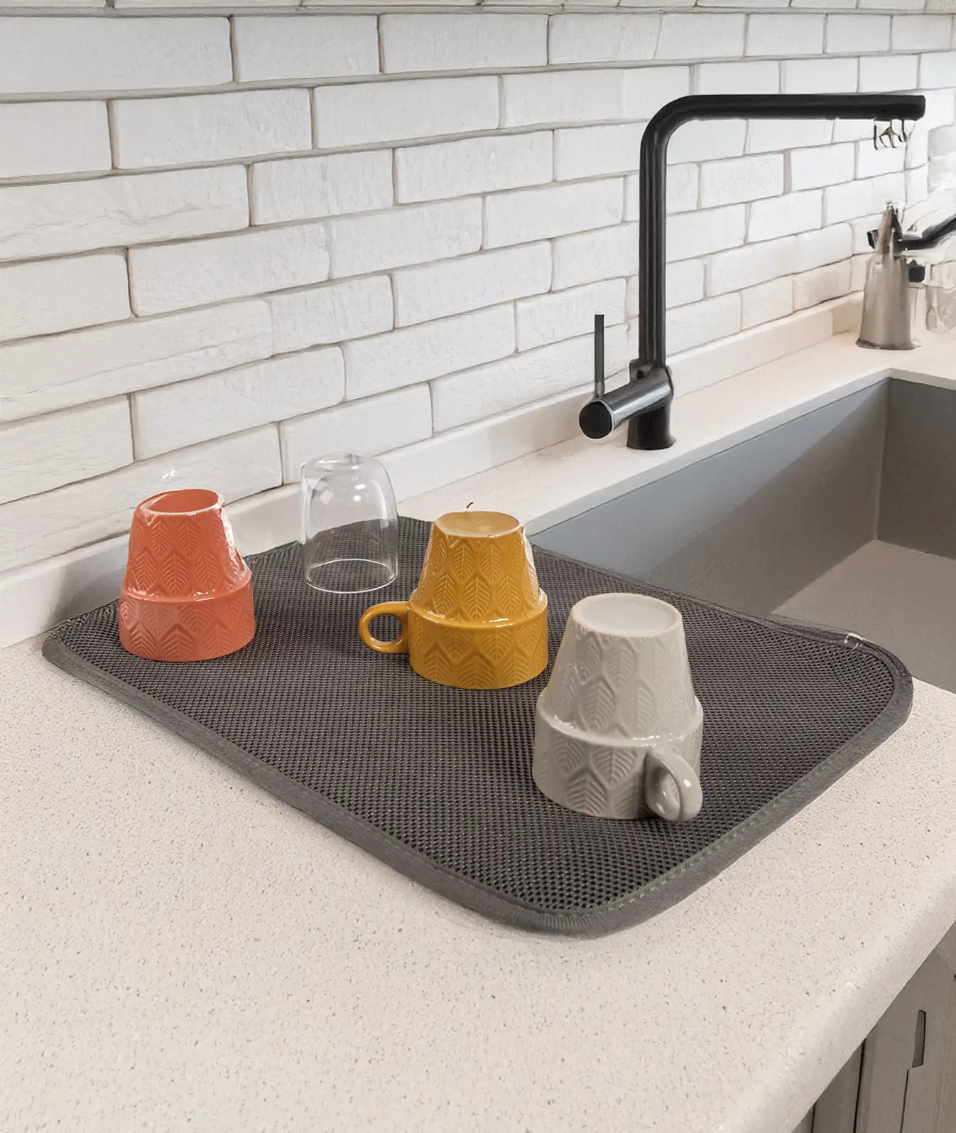 Le nouveau égouttoir Texam est un accessoire de cuisine innovant, conçu pour garder votre évier propre et sec. Il est fait en 100 % polyester technique, un tissu absorbant qui sèche très rapidement. Il ne garde ni odeur ni saleté, ce qui le rend très hygiénique. Il est : Antidérapant : il ne glisse pas sur le plan de travail. Léger et souple : facile à manipuler. À mémoire de forme : il reprend toujours sa forme initiale. Lavable en machine jusqu’à 150 fois : pratique et durable.